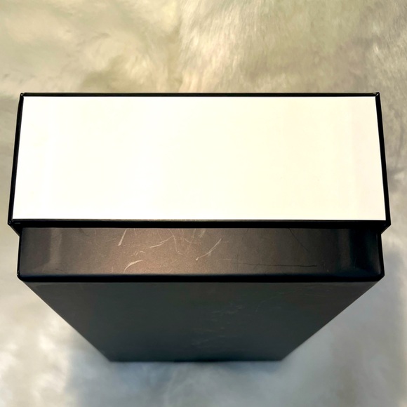 CHANEL GIFT BOX 9.5x5.5x3 INCHES AND DRAWSTRING BAG 5.5x5.5 INCHES - Picture 2 of 5